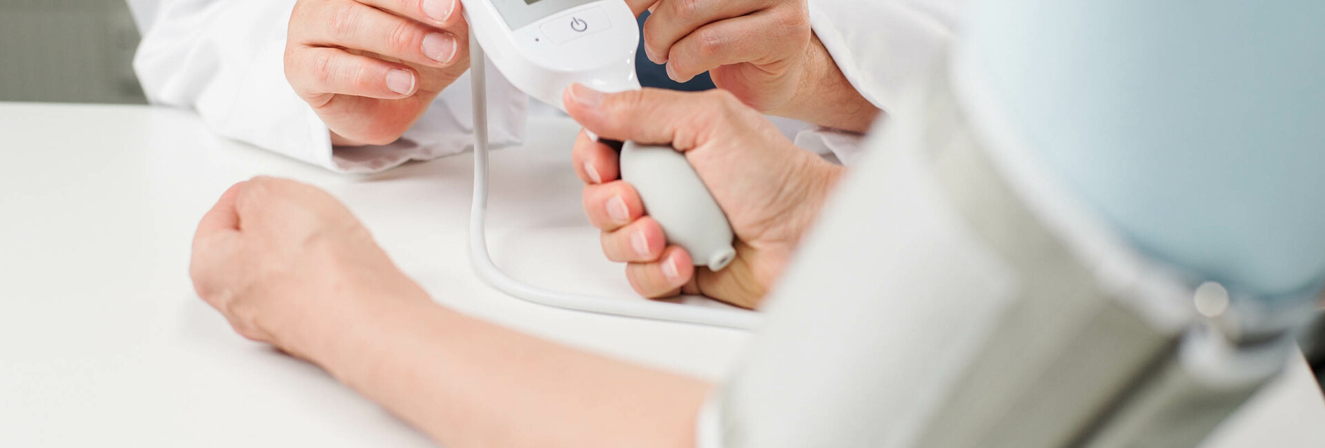 InUse_VSA_doctor-women-measurement-over-shoulder-detail-2